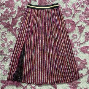 Knee lenght colorful skirt.